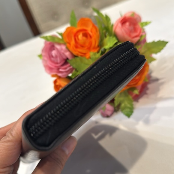 Authentic Prada zippy wallet - Picture 4 of 11